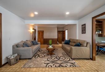 3Bedroom 2bath Amish farmhouse has Balcony rooms