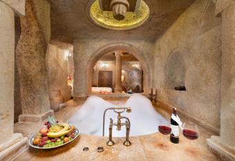 Kayata Cave Suites Special Class has rooms with a private hot tub