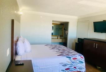 Budget inn and suites has Smoking rooms