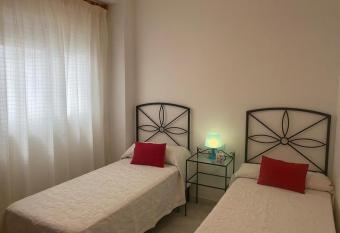 Apartamento La Marina allows 18 year olds to book a room