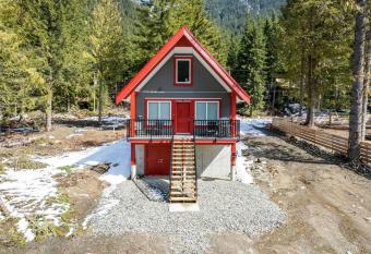 Brand New 3BR Cabin w/Indoor Fireplace and Laundry has Balcony rooms