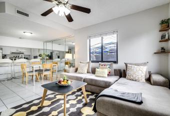 New 2Bedroom 2Bath House with Private Backyard & Jacuzzi has rooms with a private hot tub