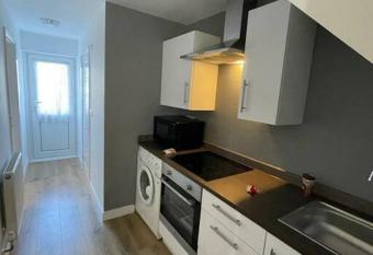 Basingstoke 1x Double bed and Sofa bed allows 18 year olds to book a room