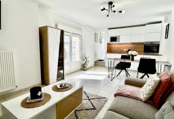 Le Cubry : Appart hyper-centre avec une place de parking allows 18 year olds to book a room