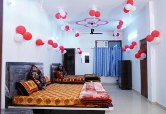 Roop Niwas allows 18 year olds to book a room