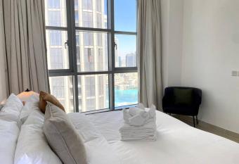 Lux BnB Standpoint Tower Burj & Fountain Views has rooms with a private hot tub