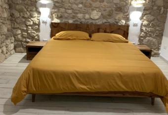 LA CASA DI PIETRA has Balcony rooms