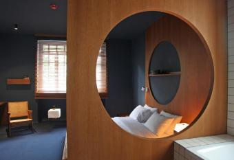 Blueberry Nights allows 18 year olds to book a room