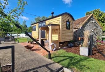 Island Hut - Outdoor bath tub, firepit and water equipment allows 18 year olds to book a room