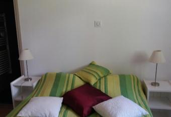 studio ds quartier r  sidentiel allows 18 year olds to book a room