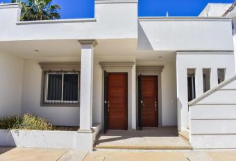 Playa Sur 2 allows 18 year olds to book a room