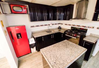 Excelente Apto a 10 minutos de el Aeropuerto allows 18 year olds to book a room