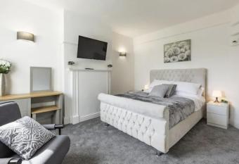 Luxury 3-Bed Apartment Near To London With Parking allows 18 year olds to book a room