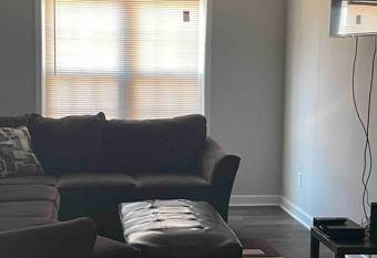 Cozy 3BR Townhouse w *Free Wifi/Cable* and Garage has Balcony rooms
