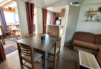 Lacajou - Saint-Jean-de-Monts - Piscine Jacuzzi Sauna Hammam has rooms with a private hot tub