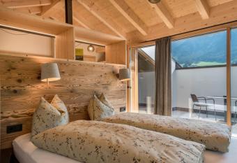 Apartment Reguz has Balcony rooms