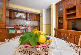 Chrissella Holiday House has Balcony rooms