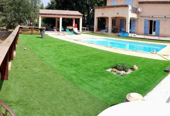 Grande villa avec piscine sous les ch  nes has Balcony rooms