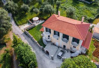 Villa Henkel has Balcony rooms