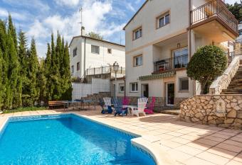 Villa Denis Completa has Smoking/Balcony rooms