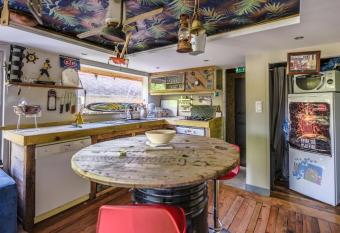 La Cabane Atypique has Balcony rooms