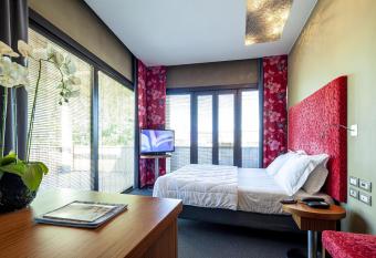 L   Di Moret has rooms with a private hot tub