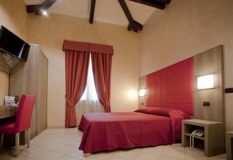 Hotel Villa Glicini has rooms with a private hot tub