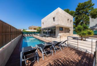 Villa Iola has Balcony rooms