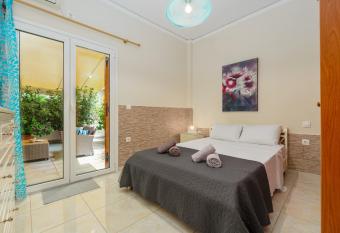 Nostos apartment, with a spacious backyard has Balcony rooms