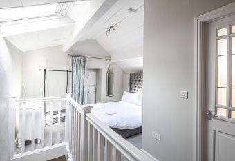 The Artists Loft - a superb cottage sensitively converted from a Grade II Listed 17th Century building has Balcony rooms