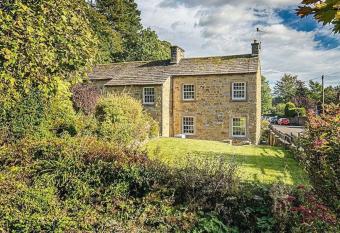 The Aubrey - a gorgeous converted 17th Century Grade II listed bolthole in Bakewell has Balcony rooms