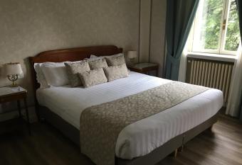 Palace Grand Hotel Varese has rooms with a private hot tub