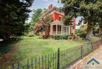 Experience The Lincoln Home has Balcony rooms