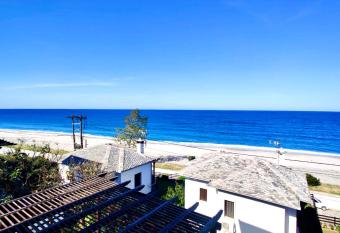 Serene beach house - At Horefto Beach allows 18 year olds to book a room