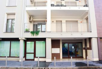 Porta Romana Elegant Apartment has rooms with a private hot tub