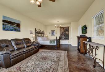 Stunning Cottage with Hot Tub 2 Min to Wineries has Balcony rooms