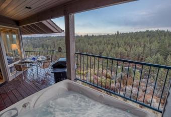 River Ridge 414A has rooms with a private hot tub