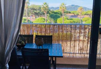 Hyeres port bel appartement has Balcony rooms