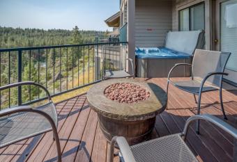 River Ridge 422AB has rooms with a private hot tub