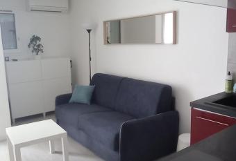 studio cabine piscine au couchant has Balcony rooms