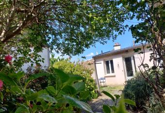 Maison calme  allows 18 year olds to book a room