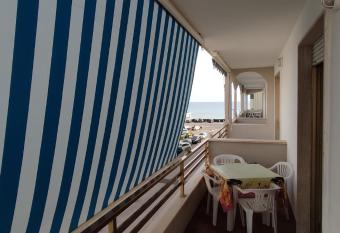monolocale fronte mare lido San Giovanni has Balcony rooms