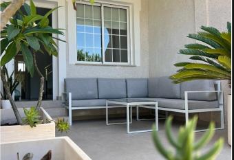 BONITO ADOSADO CON PISCINA A 200 M DE LA PLAYA has Balcony rooms