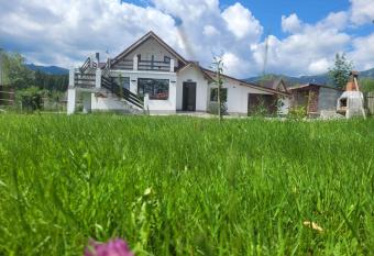 Poarta Zaganului Cheia has rooms with a private hot tub