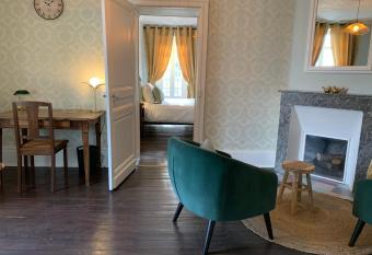 Brigitte et Moi allows 18 year olds to book a room