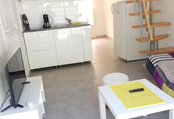 Studio   quip      proximit   de la plage has Balcony rooms