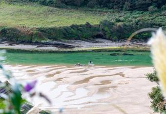 Sea-renity, stunning beach house with coastal views has Balcony rooms