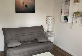 joli studio neuf tout equip  , wifi allows 18 year olds to book a room