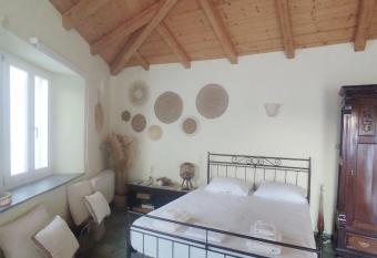 House Mosch   allows 18 year olds to book a room