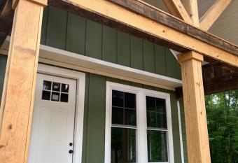 Riverside Luxury Cabin, close to JACKSON LAKE - BRAND NEW construction on the banks of The Towaliga River has Balcony rooms